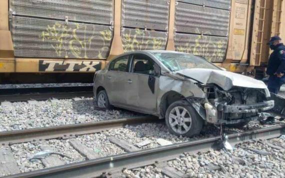 Tren embiste a conductor al intentar ganarle el paso en Coahuila; pone en riesgo la vida de sus hijos