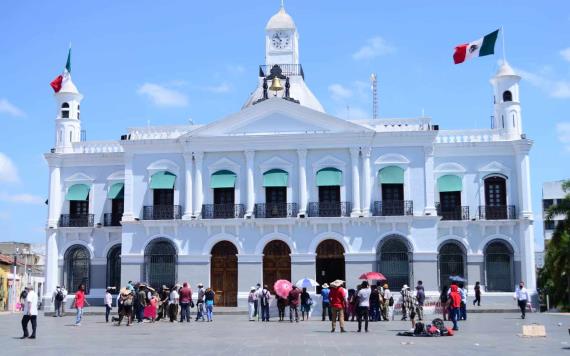 Protestan ex trabajadores de Jalpa de Méndez frente al Palacio de Gobierno, en reclamo por despidos injustificados