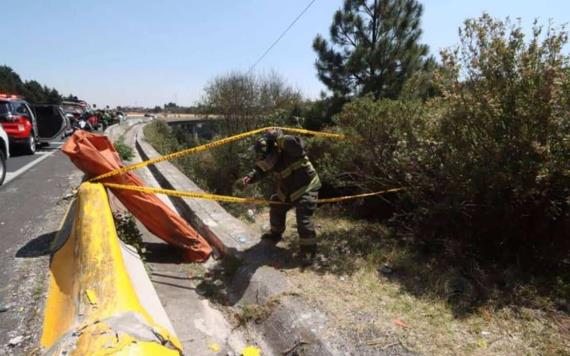 Cae auto desde 27 metros de altura en la México-Toluca