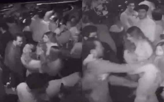 Hombre golpea a una influencer en un bar de la CDMX