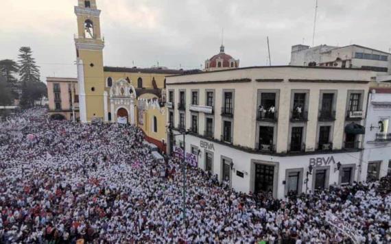 ¡No estás solo! ¡Que siga la democracia en Veracruz y México!, corearon cerca de 30 mil personas ayer en Xalapa