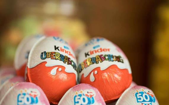 Retiran lotes de huevos Kinder Sorpresa por vínculo con salmonella