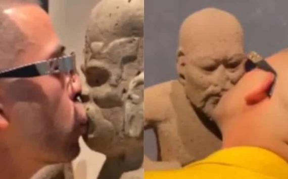 A manera de protestar por sus ventas, un artista besa y lame piezas prehispánicas en el Museo Nacional de Antropología