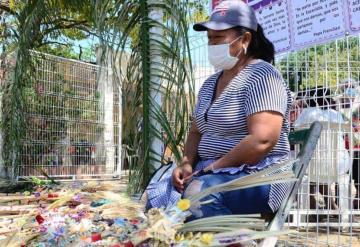 Mujer comerciante desde muy temprano inicia la venta de palma con motivo de domingo de ramos