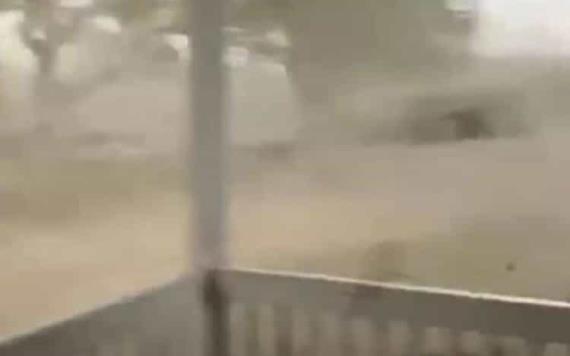 Hombre captura en video como un tornado arranca el techo de su casa