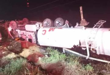 Tráiler con melaza se accidenta en la carretera Villahermosa-Macuspana