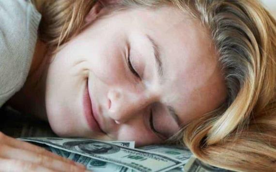 Abundancia o problemas financieros: ¿Qué significa soñar con dinero?