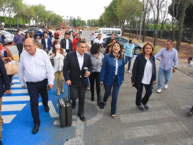 Llega PRI a pernoctar en la cámara de diputados un día antes de votar la reforma Llega PRI a pernoctar en la cámara de diputados un día antes de votar la reforma