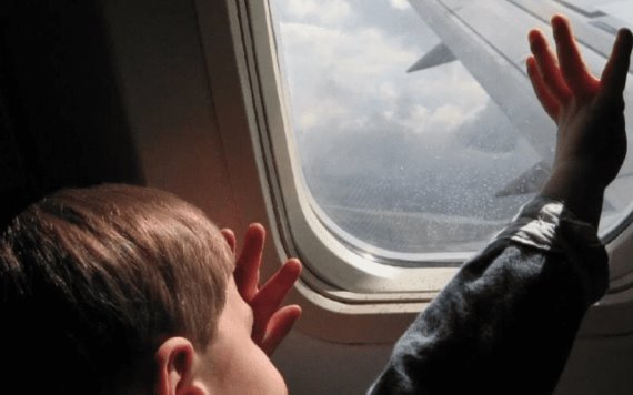 Padres contratan aerolínea para cuidado especial de su hijo, pasó 4 horas solo en aeropuerto de Bogotá
