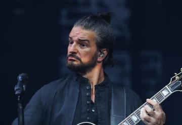 Fanática de Arjona se quita la ropa en pleno concierto