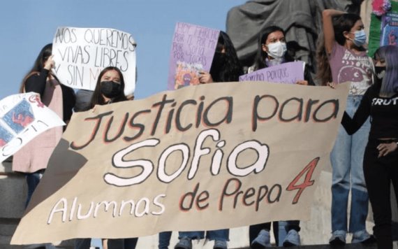 Colectivas feministas marchan al Zócalo por Sofía, alumna de Prepa 4 intoxicada en un bar