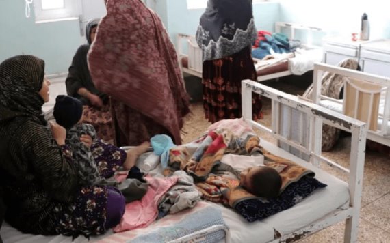Hambruna golpea a miles de niños en Afganistán