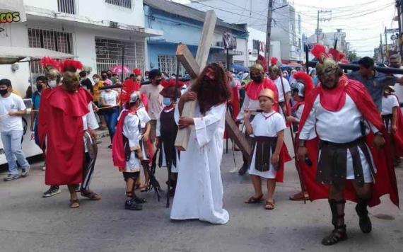 Fieles católicos llevan a cabo su tradicional viacrucis en Paraíso