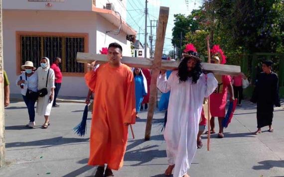 En Jonuta, católicos protagonizan el tradicional viacrucis