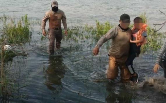 Rescata Grupo Beta del INM a madre e hijo en el Río Bravo