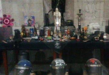 Un altar a la Santa Muerte entre otros objetos, fue lo asegurado por policías en instalaciones de la CNDH