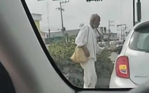 Video  Abuelito en situación de calle que pedía dinero arroja monedas a conductor que solo le dio 2 pesos