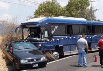 Autobús de peregrinos choca a 15 vehículos en el Edo. de México