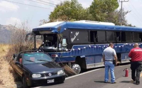 Autobús de peregrinos choca a 15 vehículos en el Edo. de México