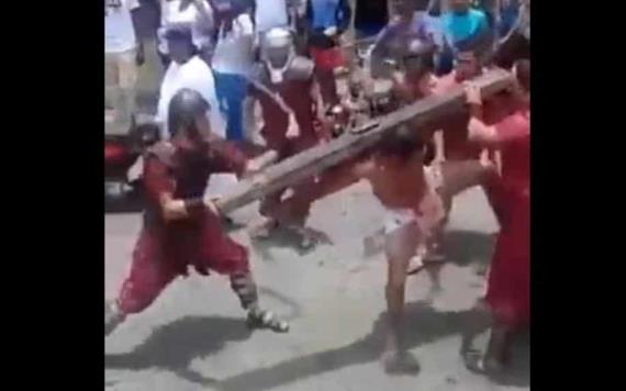 Video: En pleno viacrucis Jesús enfurece contra soldados romanos y les suelta patadas