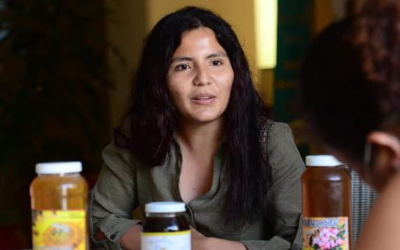 Alrededor de 10 mujeres, las que elaboran seis productos derivados de la miel