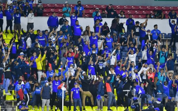 Aficionados de Cruz Azul protagonizan pelea en el estadio Azteca
