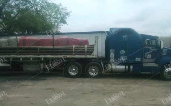 Aseguran tractocamión cargado con tuberías de acero en la Coatzacoalcos–Villahermosa