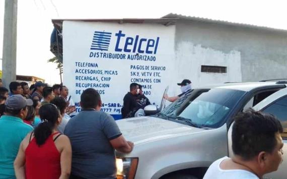 Retienen y amenazan a presuntos policías en Villa Tamulté de las Sabanas