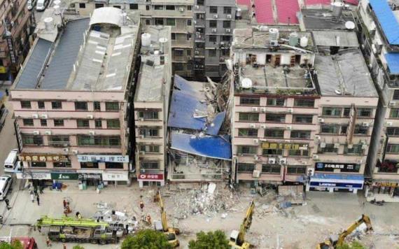 Se derrumba edificio en China; hay decenas de personas desaparecidas