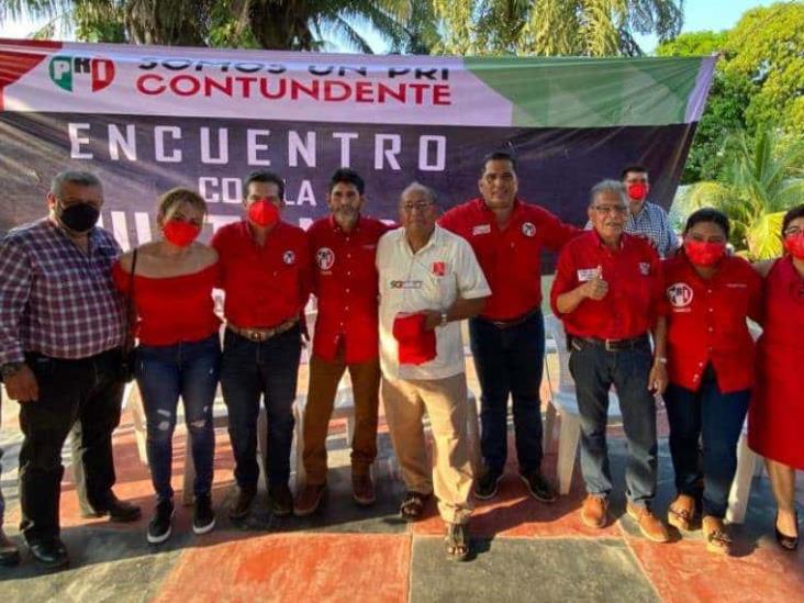 El presidente del CDE del PRI Dagoberto Lara Sedas hace entrega de nombramientos en Comalcalco El presidente del CDE del PRI Dagoberto Lara Sedas hace entrega de nombramientos en Comalcalco