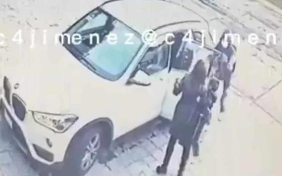 Mujer logra sacar a su hijo de camioneta antes de ser robada en Tlalnepantla