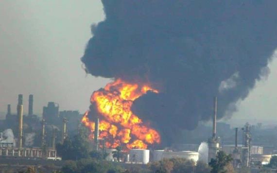 Un incendio es provocado por ataque con misiles en refinería de petróleo en Irak