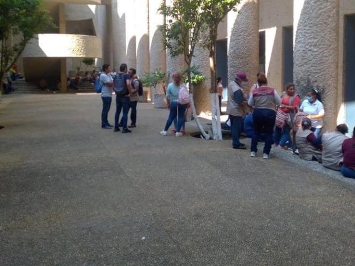 Trabajadores del sector salud, exigen su salario a más tardar hoy al medio día Trabajadores del sector salud, exigen su salario a más tardar hoy al medio día