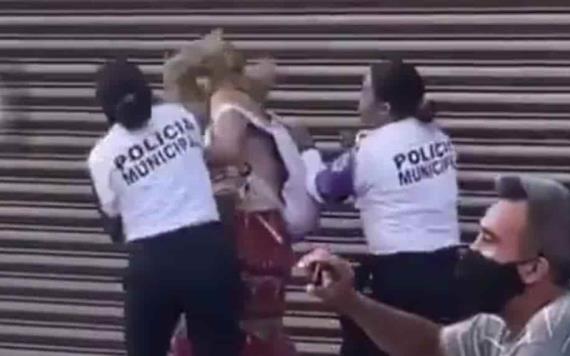 Video: Durante protesta feminista, mujeres policías fueron captadas sometiendo a joven a puñetazos en Guanajuato