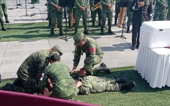 Video: Se desmayan militar y joven del SMN durante evento de AMLO por el 5 de mayo
