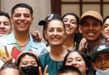 Gobierno de la CDMX entrega reconocimiento a Grupo Firme y anuncia concierto en el Zócalo