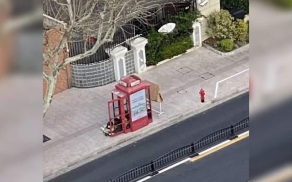 Mujer de China vivió en una cabina telefónica por un mes a causa del confinamiento por Covid