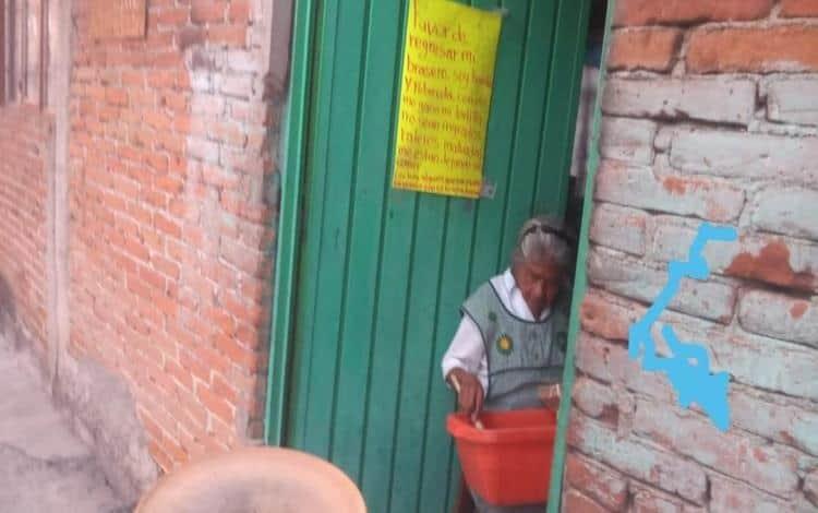 Ancianita dedica letrero a delincuentes que le robaron su bracero Ancianita dedica letrero a delincuentes que le robaron su bracero
