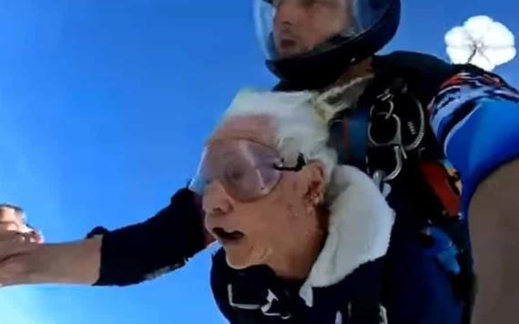Enfermera de la 2da Guerra Mundial festejó su cumpleaños número 100 con salto en paracaídas