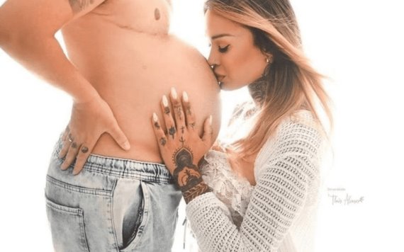 Hombre trans embarazado aparece en campaña de Calvin Klein