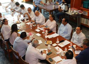 Comitiva de 44 diputados federales parten con rumbo a la refinería Olmeca