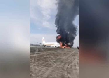 Avión en China se sale de la pista y se incendia