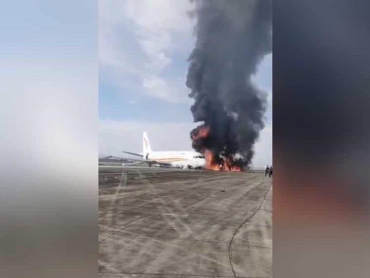 Avión de pasajeros se incendia tras salirse de la pista de aterrizaje en China Avión de pasajeros se incendia tras salirse de la pista de aterrizaje en China