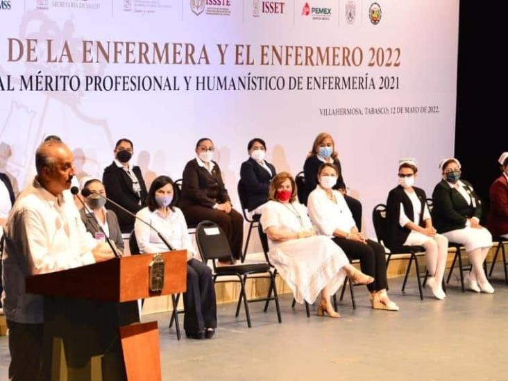 Gobernador del estado entrega medallas al mérito en el día de los enfermeros Gobernador del estado entrega medallas al mérito en el día de los enfermeros