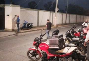 Repartidores rodean cuartel por militares que se niegan a pagar pollos rostizados