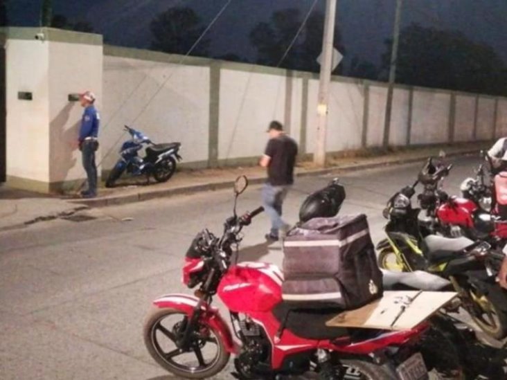 Repartidores rodean cuartel por militares que se niegan a pagar pollos rostizados Repartidores rodean cuartel por militares que se niegan a pagar pollos rostizados