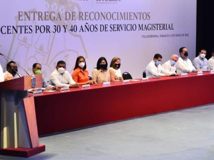 Gobernador del estado entrega reconocimientos a docentes por 30 y 40 años de servicio en la educación Gobernador del estado entrega reconocimientos a docentes por 30 y 40 años de servicio en la educación