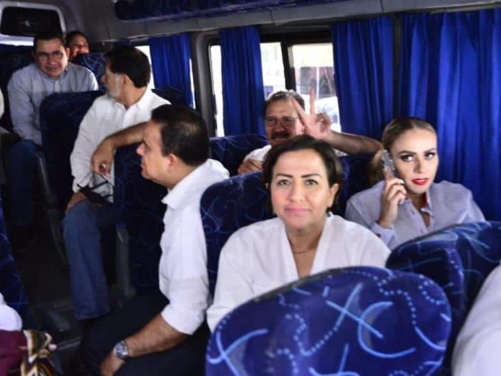 Comitiva de 44 diputados federales parten con rumbo a la refinería Olmeca Comitiva de 44 diputados federales parten con rumbo a la refinería Olmeca