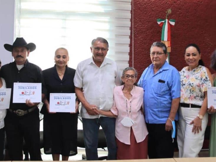 Ayuntamiento de Comalcalco entrega bonos simbólicos a profesores jubilados del municipio por el Día del Maestro Ayuntamiento de Comalcalco entrega bonos simbólicos a profesores jubilados del municipio por el Día del Maestro