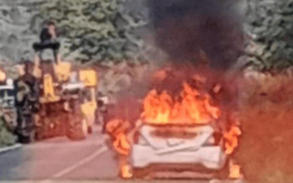 Auto de alquiler se incendia repentinamente y terminó en cenizas en Emiliano Zapata